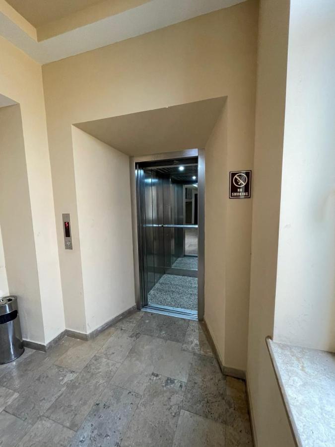 Armenak Apartment No 8, Abovyan Street เยเรวาน ภายนอก รูปภาพ