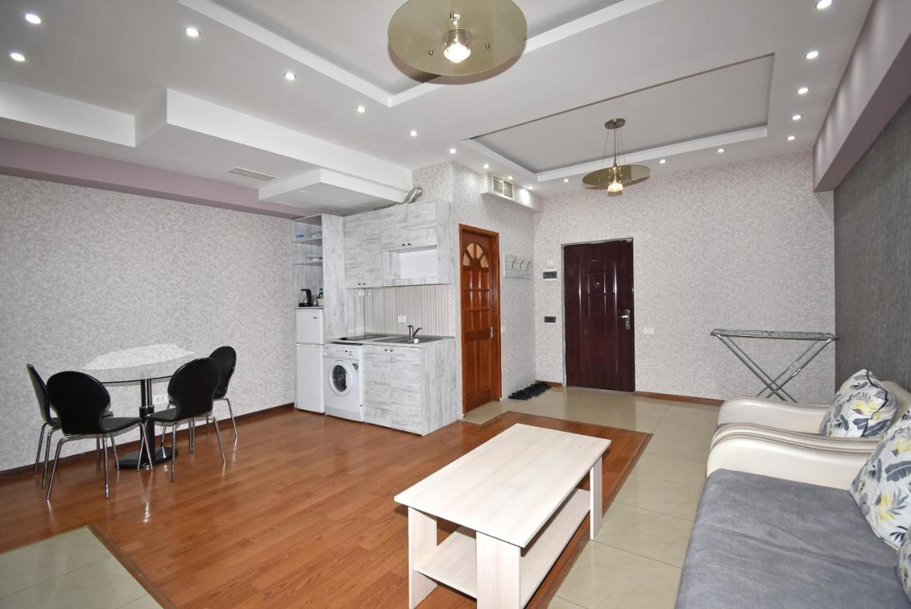 Armenak Apartment No 8, Abovyan Street เยเรวาน ภายนอก รูปภาพ