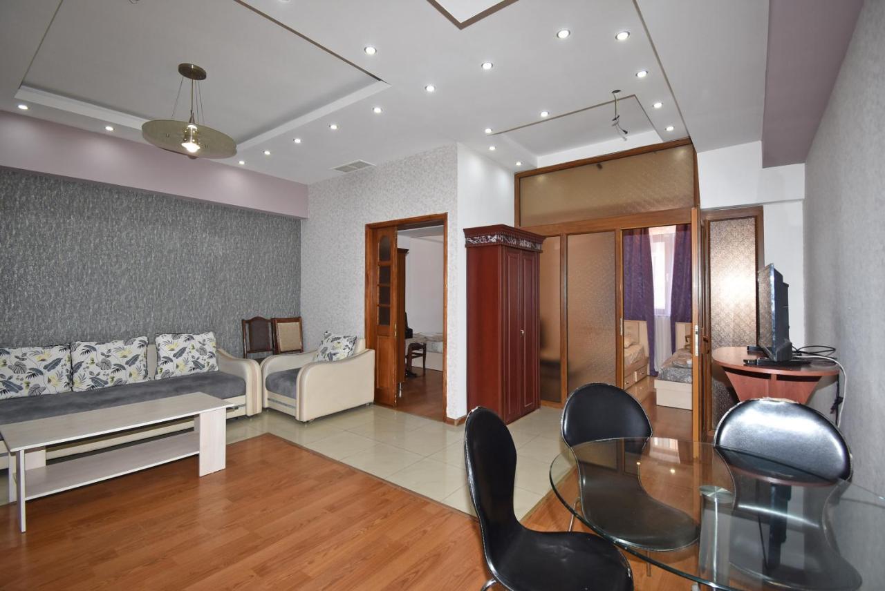 Armenak Apartment No 8, Abovyan Street เยเรวาน ภายนอก รูปภาพ