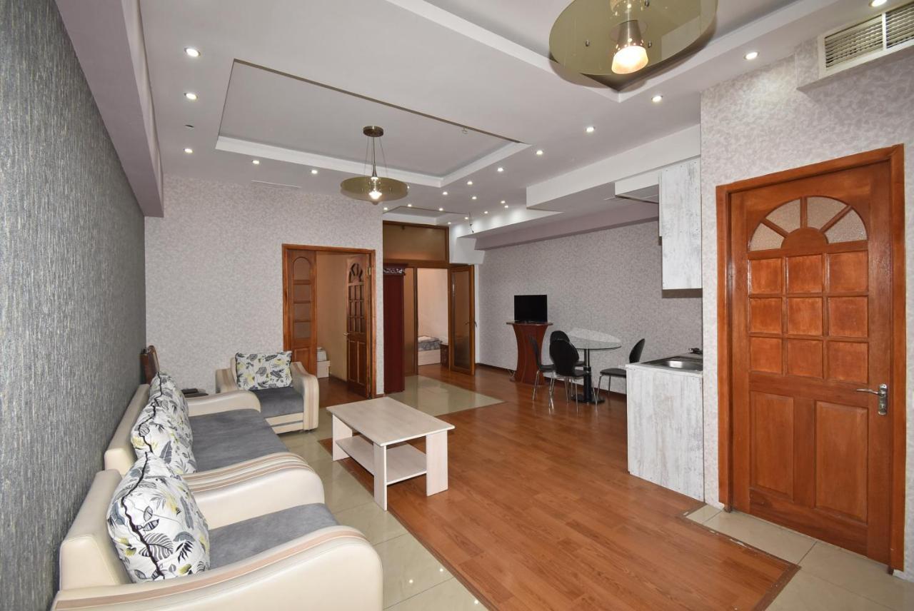 Armenak Apartment No 8, Abovyan Street เยเรวาน ภายนอก รูปภาพ