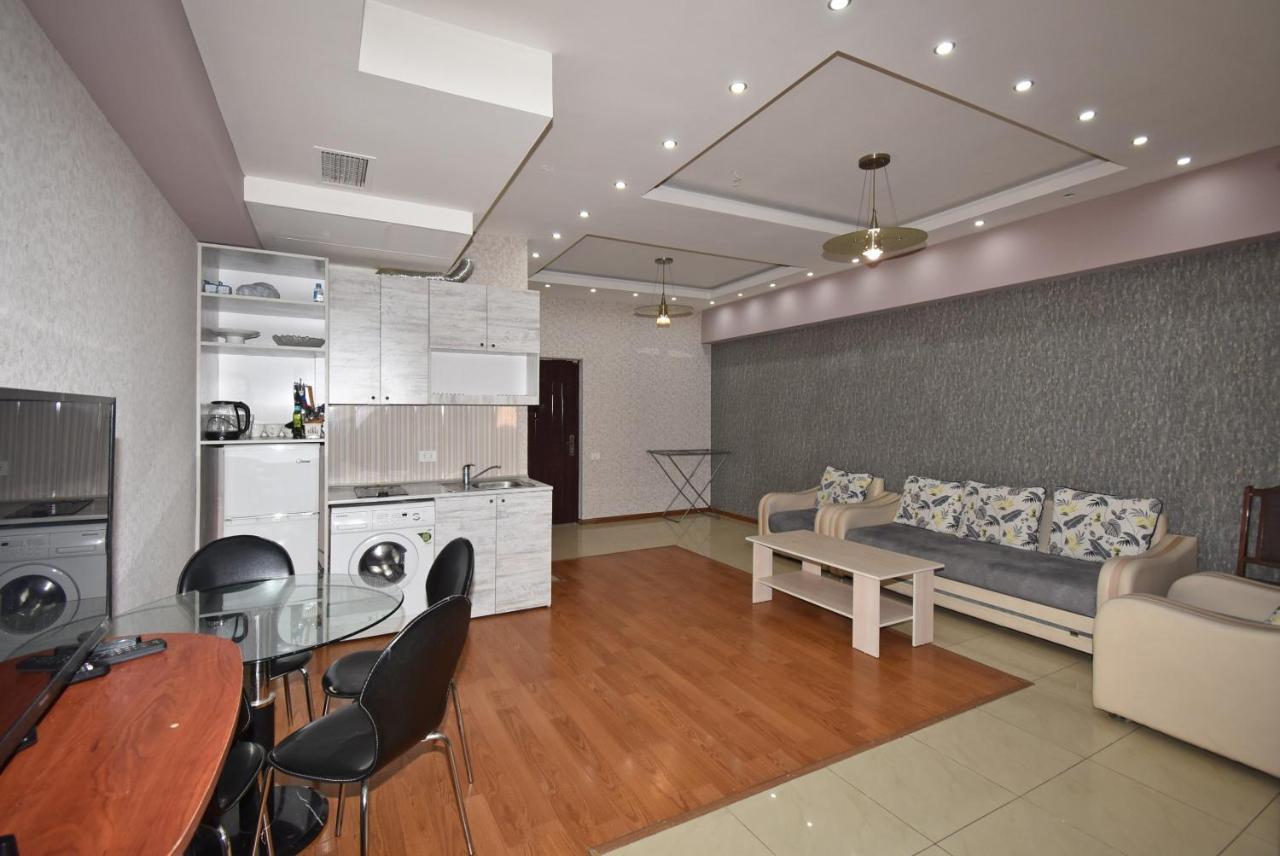 Armenak Apartment No 8, Abovyan Street เยเรวาน ภายนอก รูปภาพ