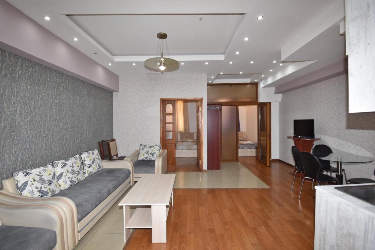 Armenak Apartment No 8, Abovyan Street เยเรวาน ภายนอก รูปภาพ