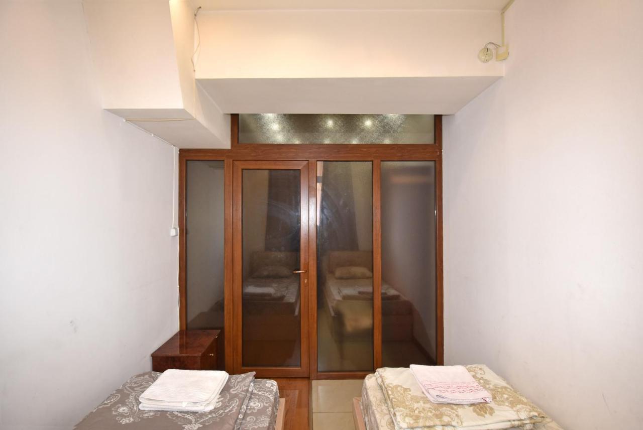 Armenak Apartment No 8, Abovyan Street เยเรวาน ภายนอก รูปภาพ