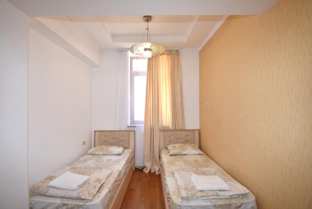 Armenak Apartment No 8, Abovyan Street เยเรวาน ภายนอก รูปภาพ