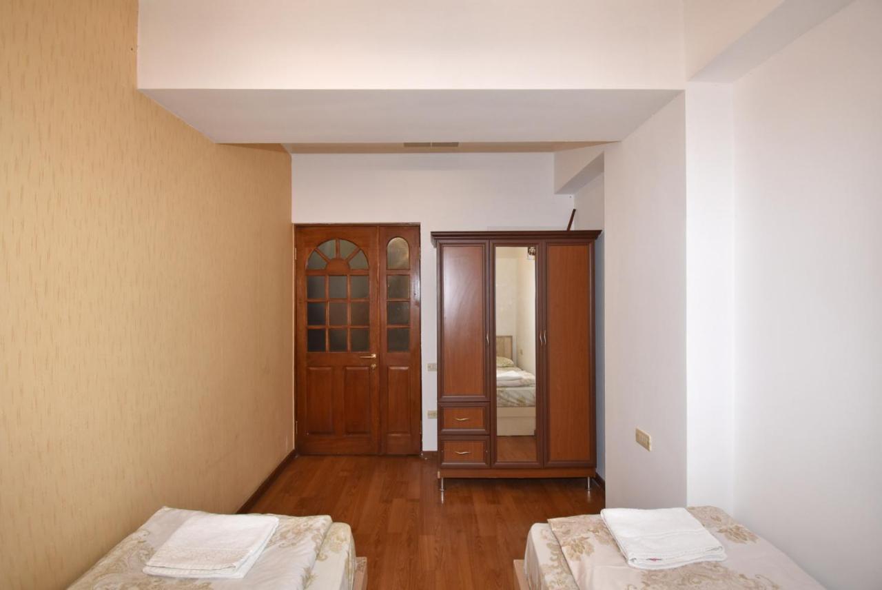 Armenak Apartment No 8, Abovyan Street เยเรวาน ภายนอก รูปภาพ